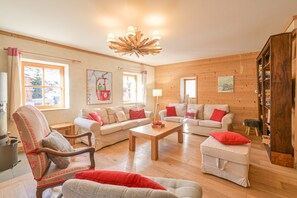 Televisión, chimenea, reproductor de DVD, estéreo