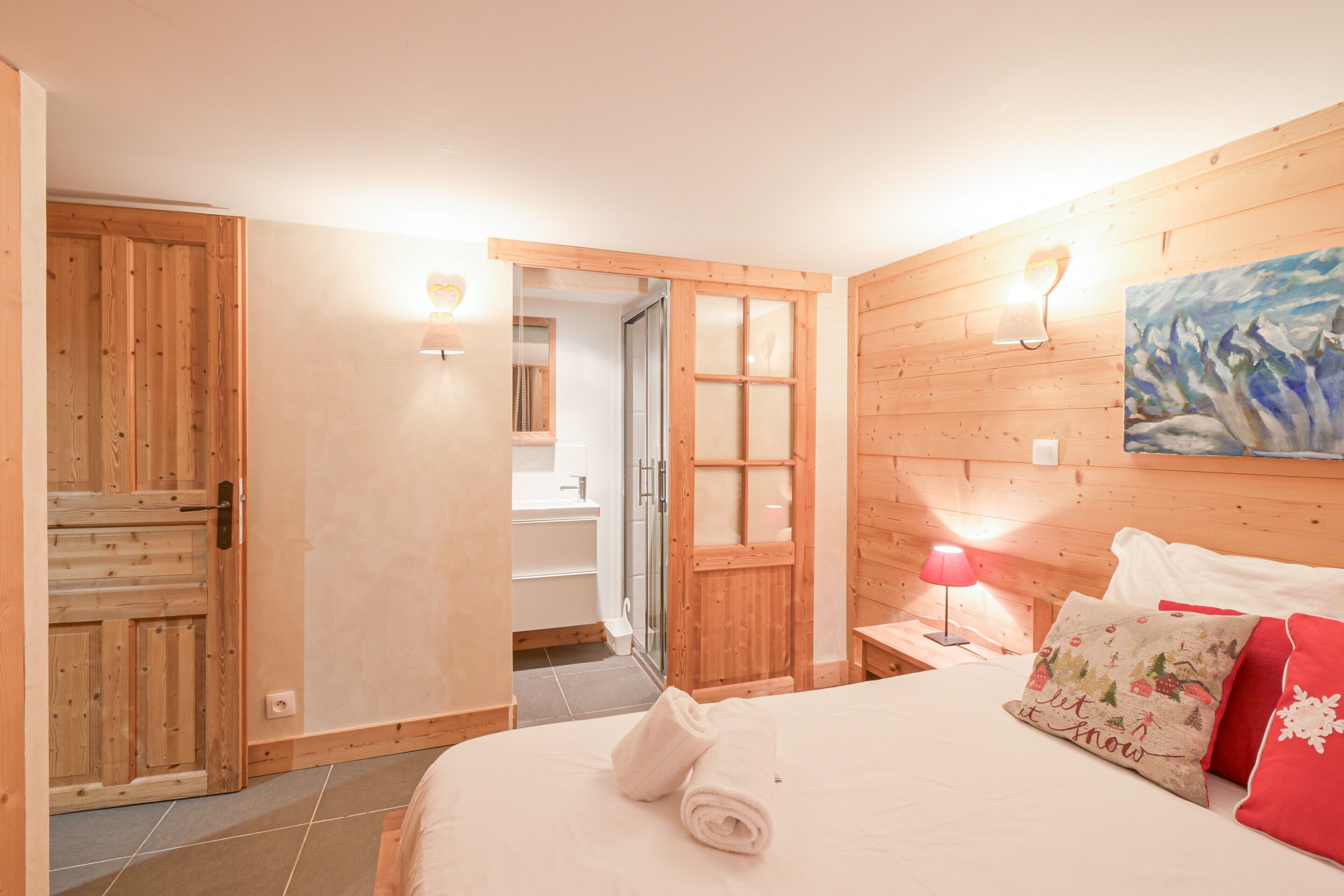 7 bedrooms, iron/ironing board, WiFi, bed sheets