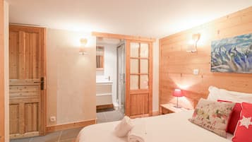 7 bedrooms, iron/ironing board, WiFi, bed sheets