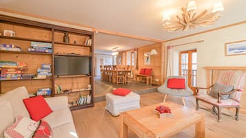 Televisie, een open haard, een dvd-speler en een stereo