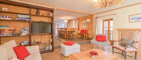 TV, peis, DVD-spiller og stereoanlegg