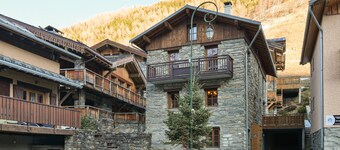 Holiday Home 'Chalet 12 Persons Next To Ski Lift' with Mountain View, Private Terrace and Wi-Fi