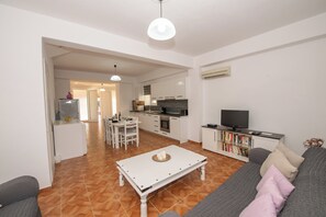 TV - Paola House Agios Stefanos (Corfu)