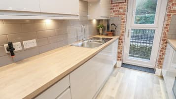 Opvaskemaskine, køkkentøj/tallerkener/redskaber