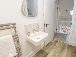 Shower - Loco Lodge (Keighley)