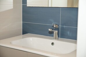 Hiustenkuivaaja, saippua, vessapaperi