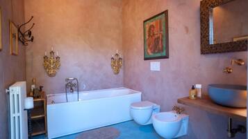 Ducha, secador de pelo y toallas