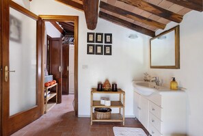 Interior - Auri Room – Marinsky with Shared Garden, Wi-Fi and Air Conditioning (Pietrasanta)
