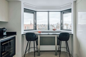 Wasserkocher mit Kaffee-/Teezubehör, Kühlschrank, Mikrowelle, Ofen