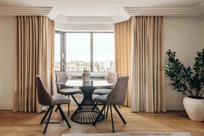 Dining - The Eccleston: Elegant 2BR Flat in Prime Belgravia (London)