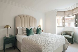 2 bedrooms, iron/ironing board, WiFi, bed sheets - The Eccleston: Elegant 2BR Flat in Prime Belgravia (London)