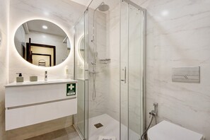 Dusche, Haartrockner, Handtücher