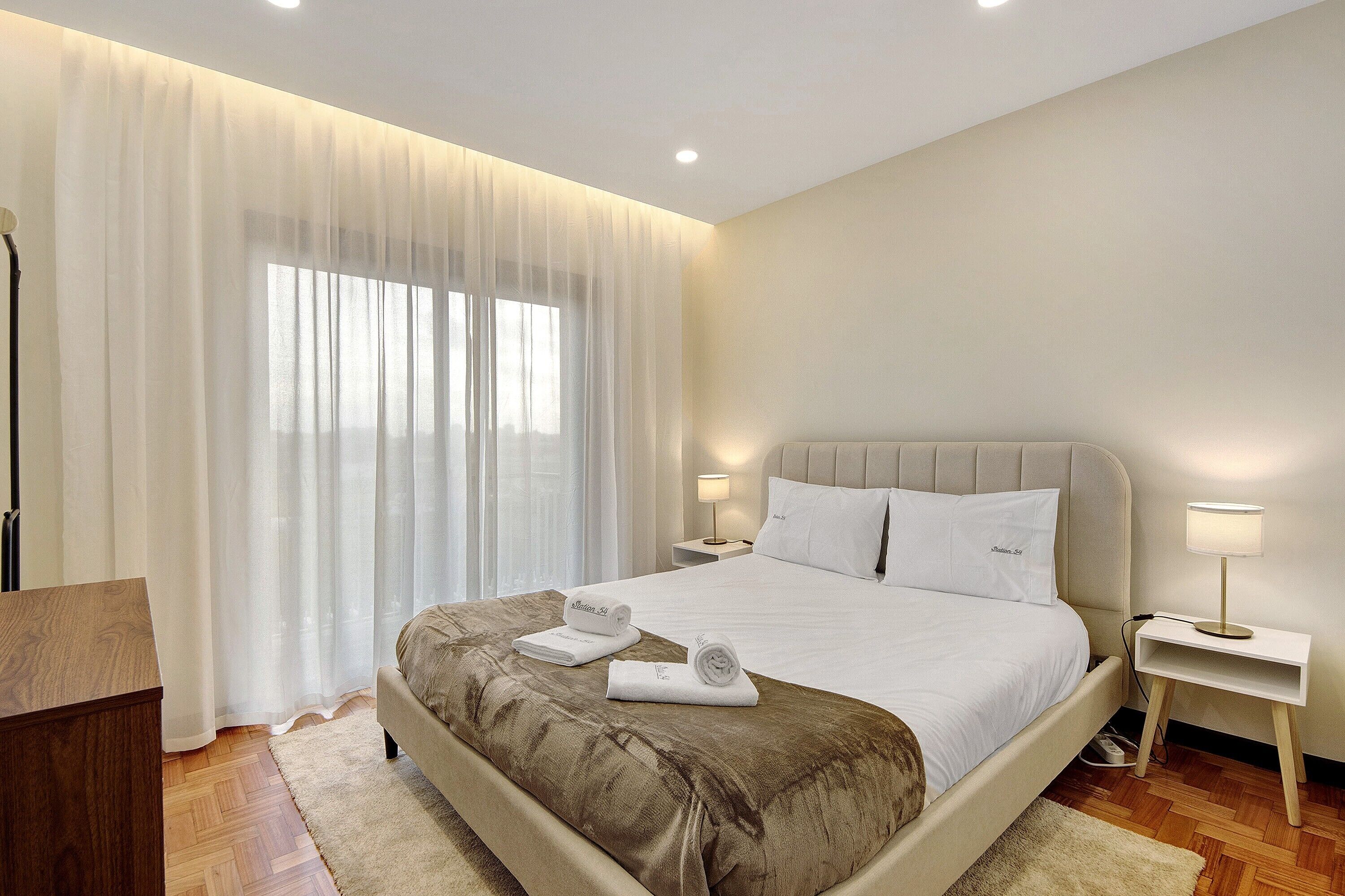 Tabla de planchar con plancha, wifi, ropa de cama