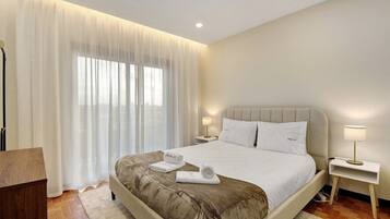 Tabla de planchar con plancha, wifi, ropa de cama