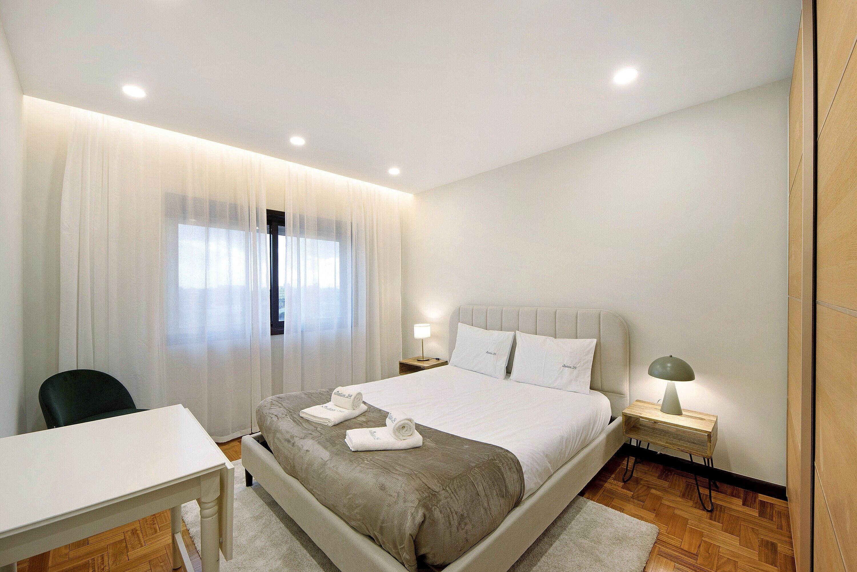 Tabla de planchar con plancha, wifi y ropa de cama 