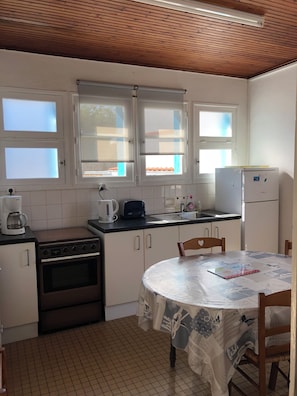 Réfrigérateur, micro-ondes, four, cafetiÚre/bouilloire