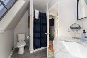 Douche, sèche-cheveux, serviettes fournies