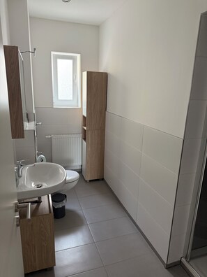 Dusche, Whirlpool, Bidet, Handtücher