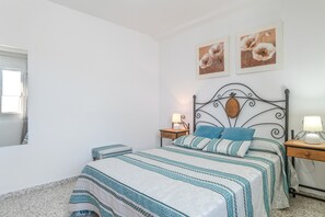 Een strijkplank/strijkijzer, wifi, beddengoed