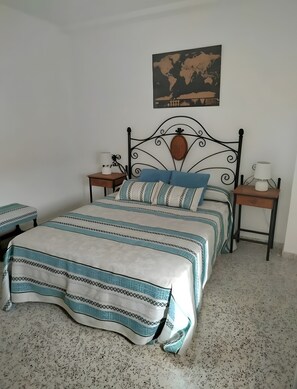 Een strijkplank/strijkijzer, wifi, beddengoed