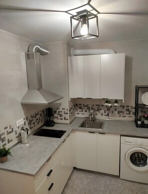 Een koelkast, een magnetron, een kookplaat