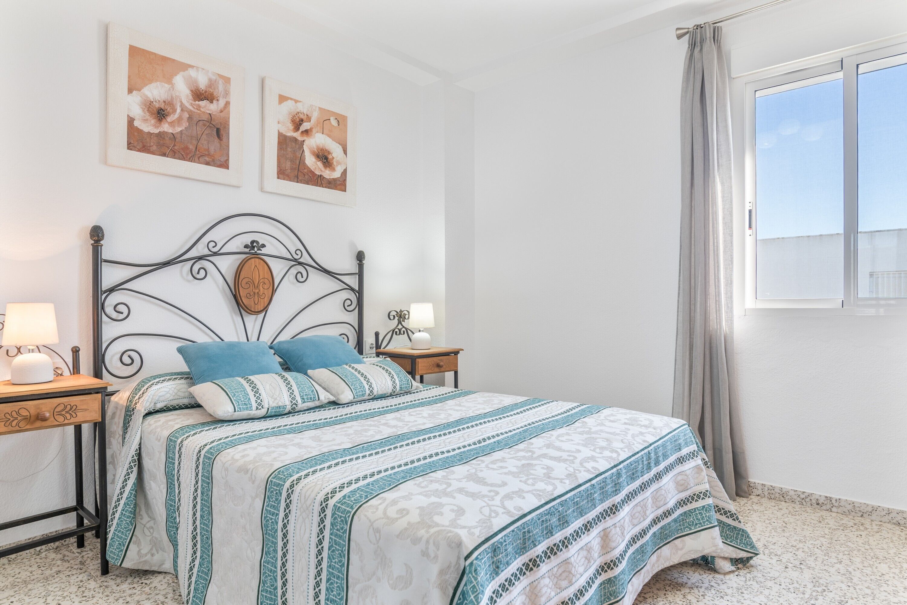 Iron/ironing board, WiFi, bed sheets