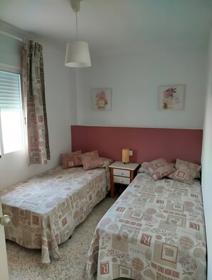 Tabla de planchar con plancha, wifi, ropa de cama