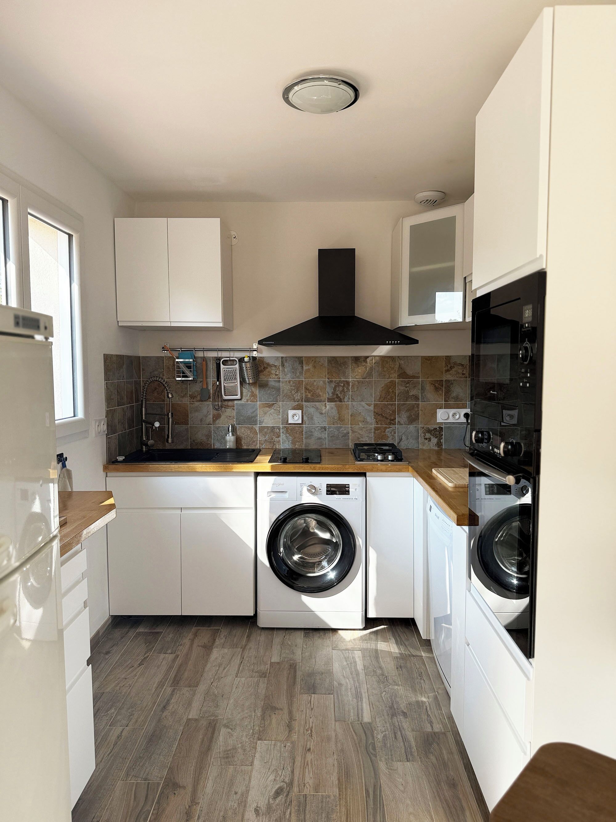 Réfrigérateur, micro-ondes, four, plaque de cuisson