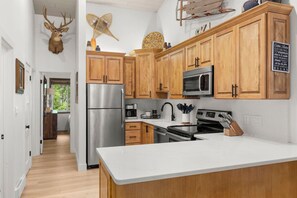 Fridge, microwave, oven, stovetop - Terrace House Ski-In-Ski-Out (Snowmass Village)