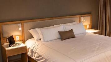 Caja de seguridad en la habitación y tabla de planchar con plancha