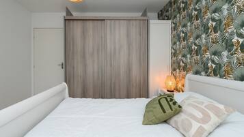 1 habitación, tabla de planchar con plancha y wifi