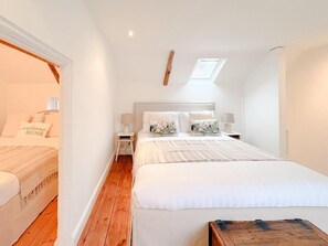 Tabla de planchar con plancha, wifi y ropa de cama