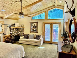 4 bedrooms, WiFi, bed sheets - Winterpark Cabin | Hot Tub + Game Room | Near Snow Summit (Big Bear Lake)