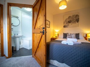 Iron/ironing board, WiFi, bed sheets - Goose Shed | Rural Farm Cottage | Cosy Fire (Stelling Minnis)