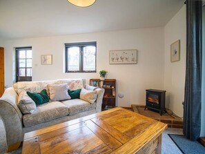 TV, fireplace, books - Goose Shed | Rural Farm Cottage | Cosy Fire (Stelling Minnis)