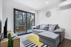 TV - Casa da Maria: Mountain Retreat with Lake View, Wi-Fi and Air Conditioning (Vilar da Veiga)