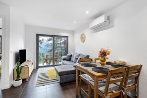 TV - Casa da Maria: Mountain Retreat with Lake View, Wi-Fi and Air Conditioning (Vilar da Veiga)