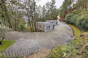 Exterior - Casa do Martinho: Mountain Retreat with Lake View, Shared Terrace & Wi-Fi (Vilar da Veiga)