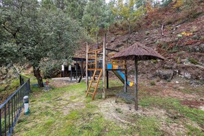 Children's area - Casa do Martinho: Mountain Retreat with Lake View, Shared Terrace & Wi-Fi (Vilar da Veiga)