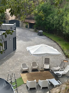 Outdoor dining - Casa do Martinho: Mountain Retreat with Lake View, Shared Terrace & Wi-Fi (Vilar da Veiga)