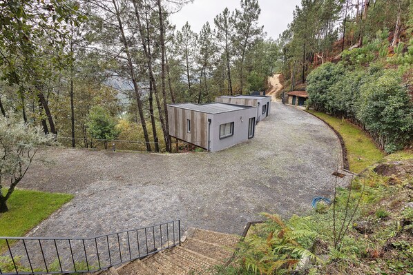 Exterior - Casa do Martinho: Mountain Retreat with Lake View, Shared Terrace & Wi-Fi (Vilar da Veiga)