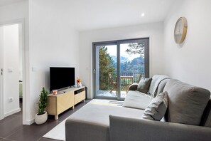 TV - Casa do Martinho: Mountain Retreat with Lake View, Shared Terrace & Wi-Fi (Vilar da Veiga)