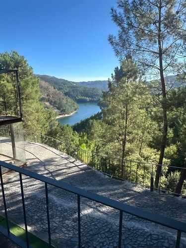Casa do Martinho: Mountain Retreat with Lake View, Shared Terrace & Wi-Fi
