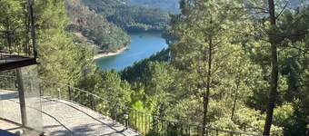 Casa do Martinho: Mountain Retreat with Lake View, Shared Terrace & Wi-Fi
