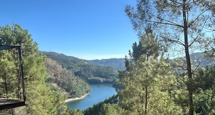 Casa do Martinho: Mountain Retreat with Lake View, Shared Terrace & Wi-Fi