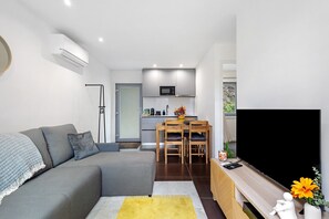 TV - Casa do Martinho: Mountain Retreat with Lake View, Shared Terrace & Wi-Fi (Vilar da Veiga)