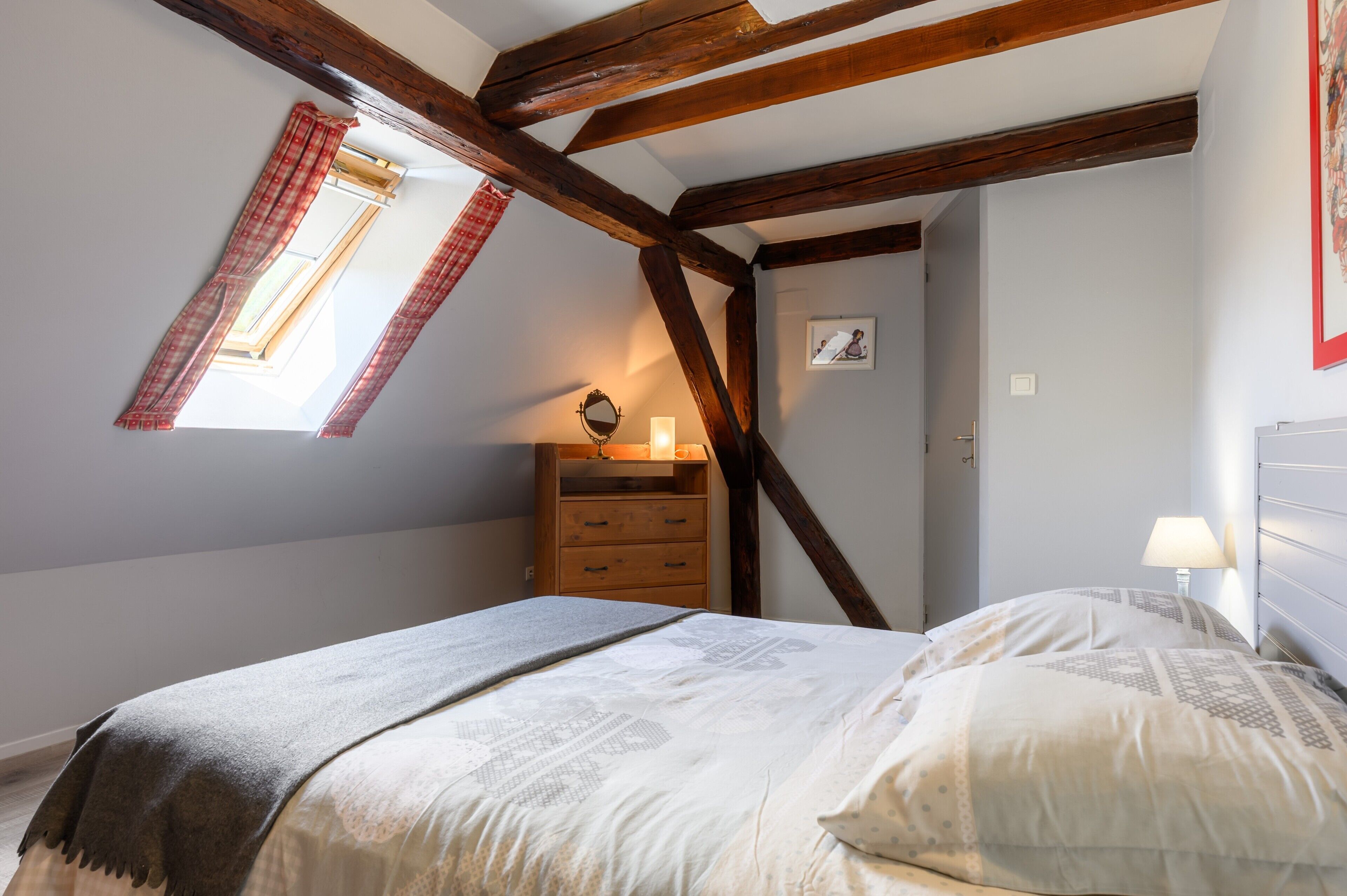 Een strijkplank/strijkijzer, wifi, beddengoed