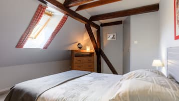 Een strijkplank/strijkijzer, wifi, beddengoed