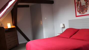 Tabla de planchar con plancha, wifi y ropa de cama