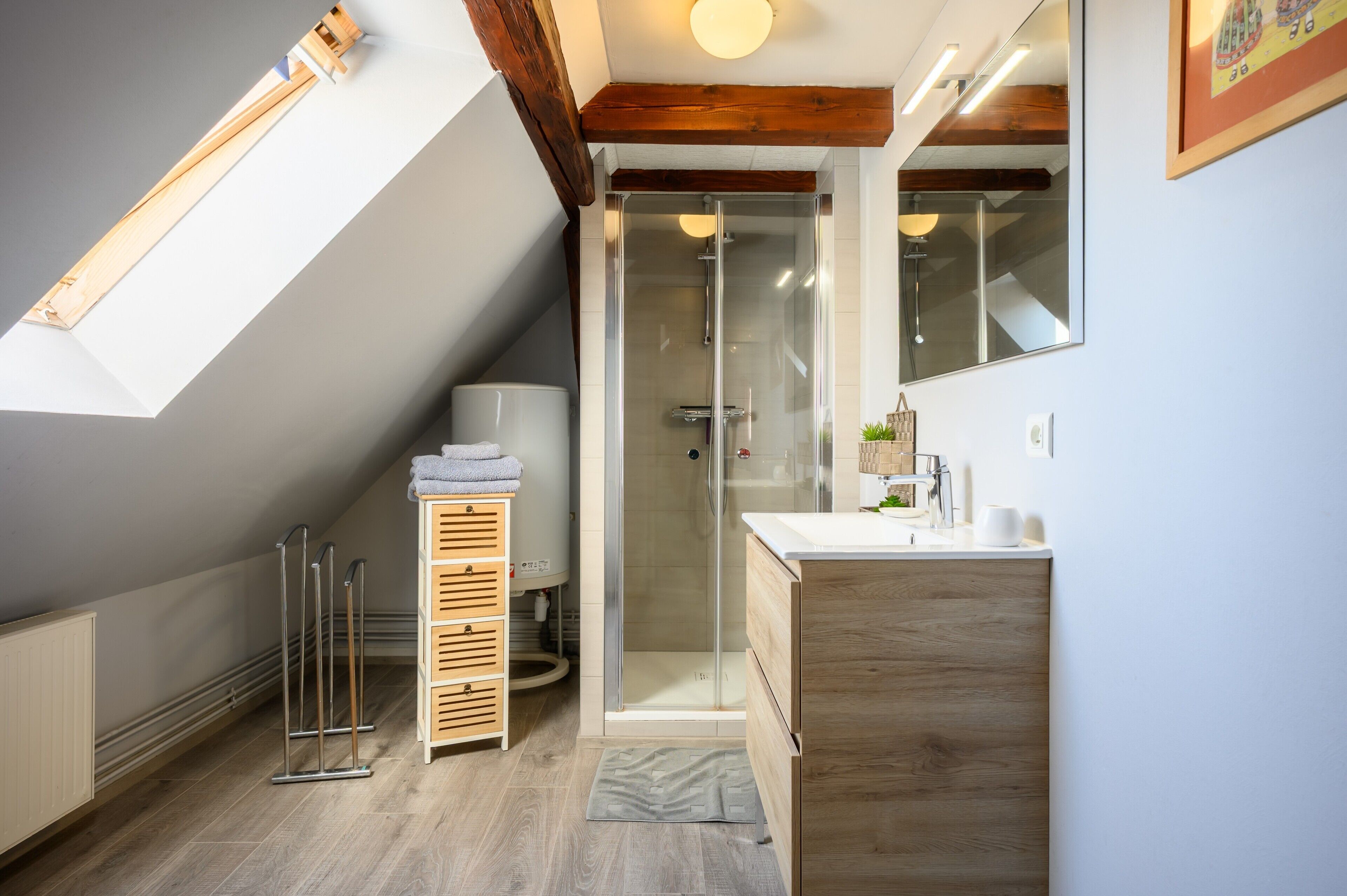 Een douche, gratis toiletartikelen, een haardroger, handdoeken